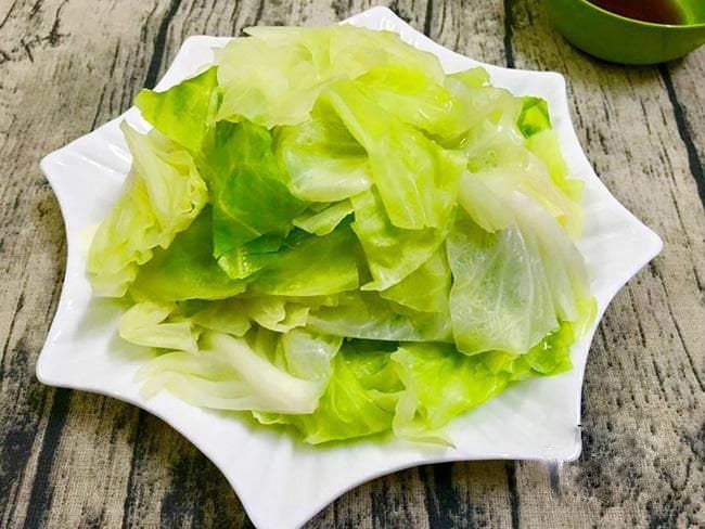 Luộc bắp cải giòn ngon lại tăng gấp đôi chất bổ cứ cho thêm 1 thứ này vào  nồi, rau vớt ra xanh mướt