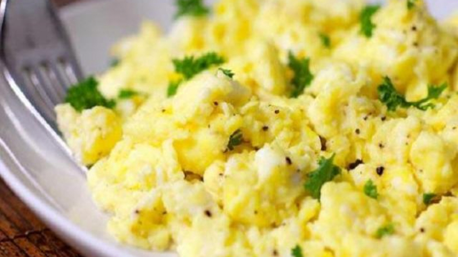 Rán trứng đừng chỉ cho muối, thêm vài giọt này, trứng nở phồng gấp đôi ...