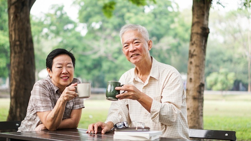 tuoi-gia-ap-den-ban-doi-chang-may-di-truoc-dung-ngai-dua-vao-2-nguoi-nay