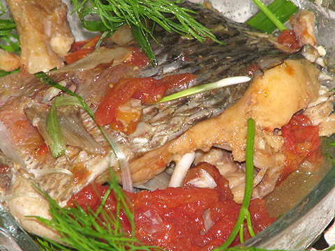 Bước nấu sốt cá chua ngọt gồm những công đoạn nào cần làm?
