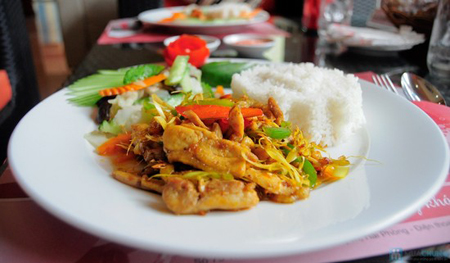 Cách làm gà rang sả ớt thơm ngon, đơn giản nhất tại nhà