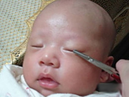Cạo lông mày trẻ sơ sinh sẽ giúp cho bé yêu của bạn trông thật tươi sáng và khỏe mạnh. Hãy xem bức ảnh liên quan để tìm hiểu về cách cạo lông mày cho bé một cách an toàn và dễ dàng.