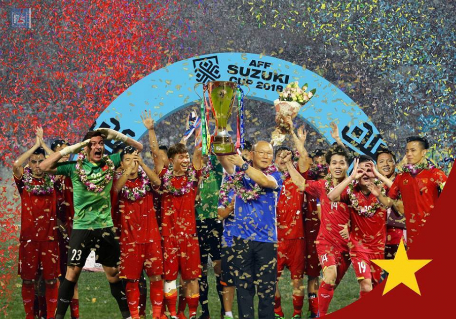 Năm 2018 là năm của AFF Cup và đội tuyển Việt Nam đã có màn trình diễn ấn tượng. Họ đã giành được ngôi vô địch AFF Cup 2018 với lối chơi đầy quyết tâm và tinh thần đồng đội. Hãy xem hình ảnh các cầu thủ Việt Nam được vinh danh trong ngày lịch sử đó.