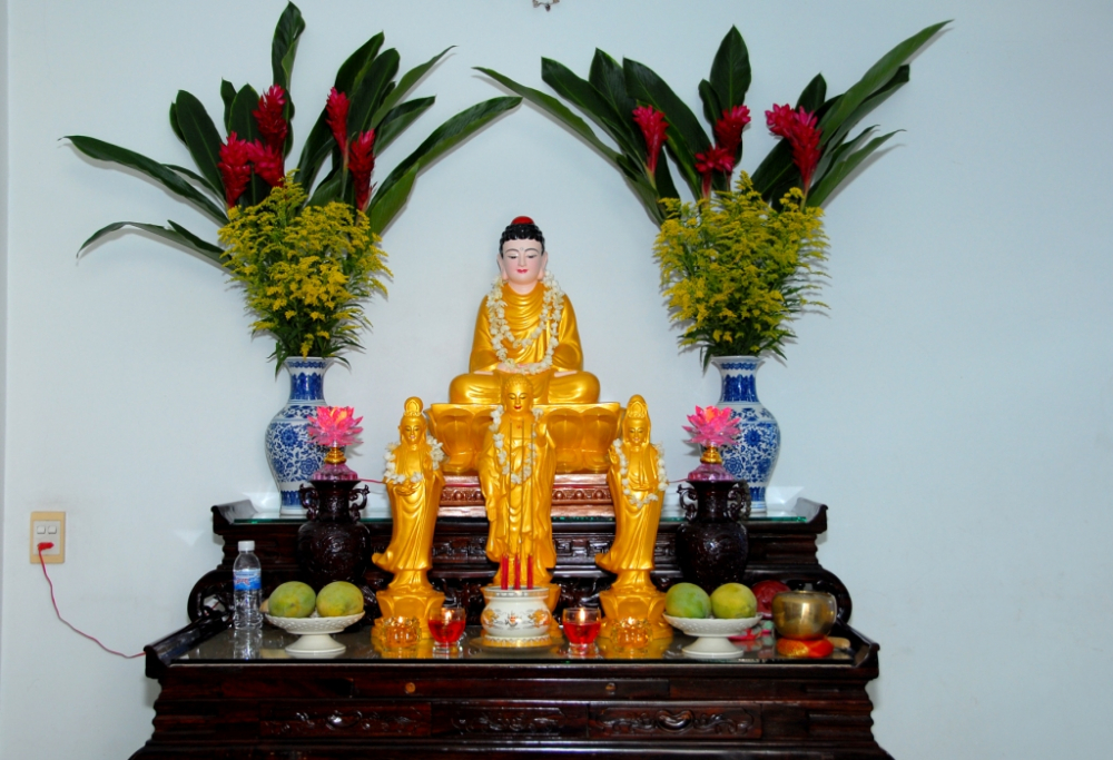Bàn thờ Phật trong nhà: Bàn thờ Phật trong nhà được coi là điểm tâm linh quan trọng của mỗi gia đình trong việc tôn kính Phật Đản Sanh, đồng thời truyền lại giá trị văn hóa tinh thần từ đời này sang đời khác. Vào năm 2024, với sự phát triển của công nghệ hiện đại, các gia đình có thể sử dụng thiết bị điện tử thông minh để thiêng liêng hóa không gian tâm linh ở ngôi nhà của mình.