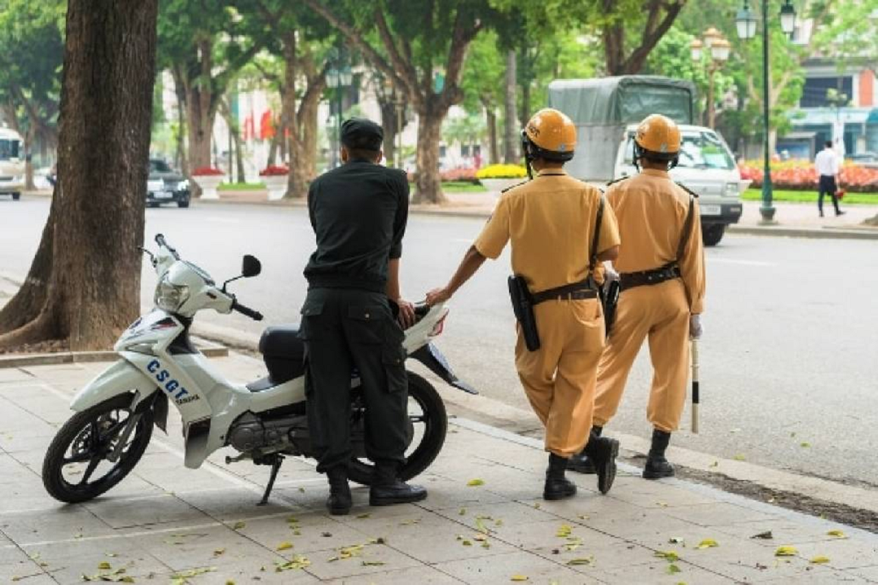 csgt-mac-thuong-phuc-co-quyen-dung-xe-va-xu-phat-hay-khong