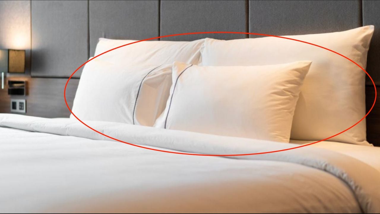 Vì sao giường khách sạn luôn đặt 4 chiếc gối? Tưởng để trang trí hoá ra đây  mới là công dụng thực sự