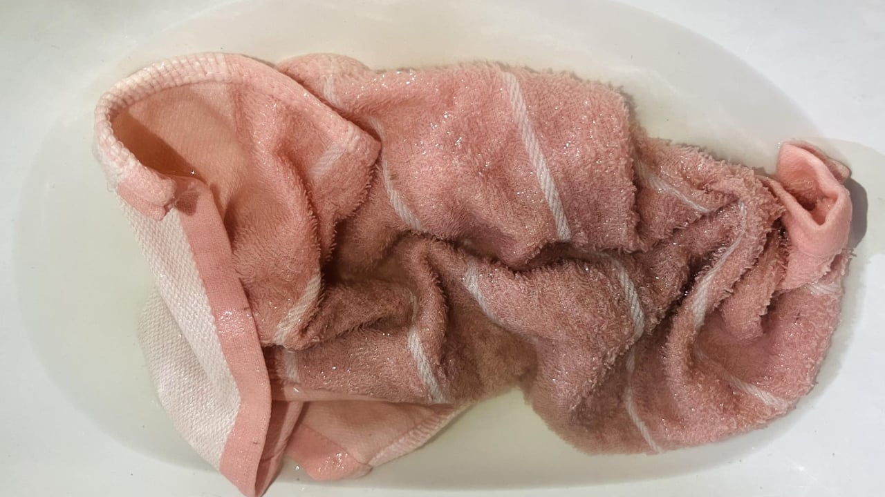 Giặt khăn mặt, khăn tắm bằng thứ nước này, khăn sạch như mới, không bị hôi,  nhớt