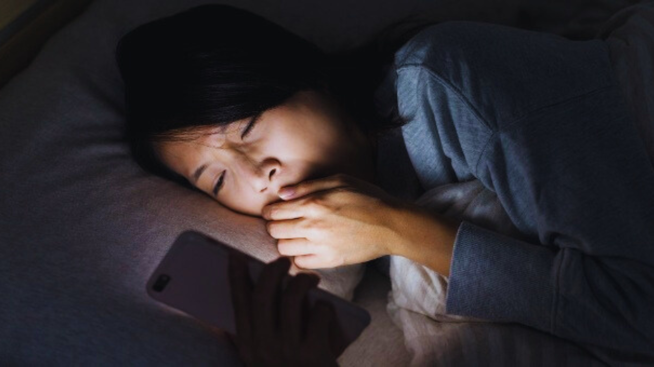 Dân gian có câu: #39 Nửa đêm không được nhìn đồng hồ không uống nước #39 vì