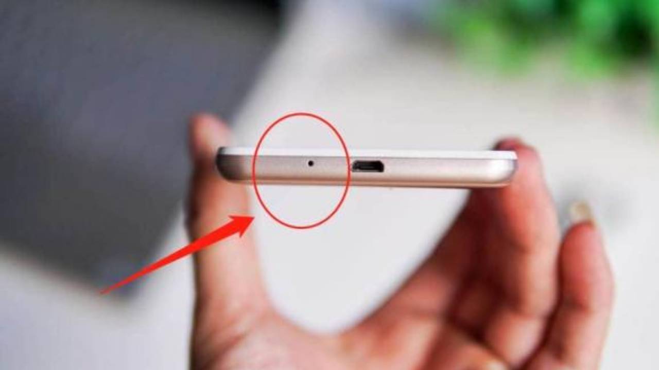 Điện thoại c&oacute; một lỗ tr&ograve;n nhỏ dưới đ&aacute;y, c&ocirc;ng dụng rất quan trọng: D&ugrave;ng bao  l&acirc;u nay bạn c&oacute; biết?